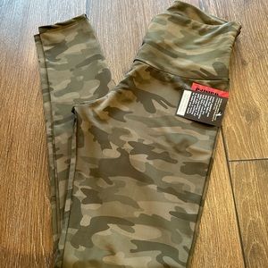 NWT Onzie high waisted camo legging. M/L.